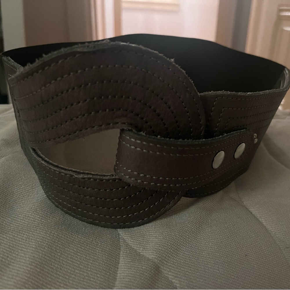 Dark gray upper waist belt